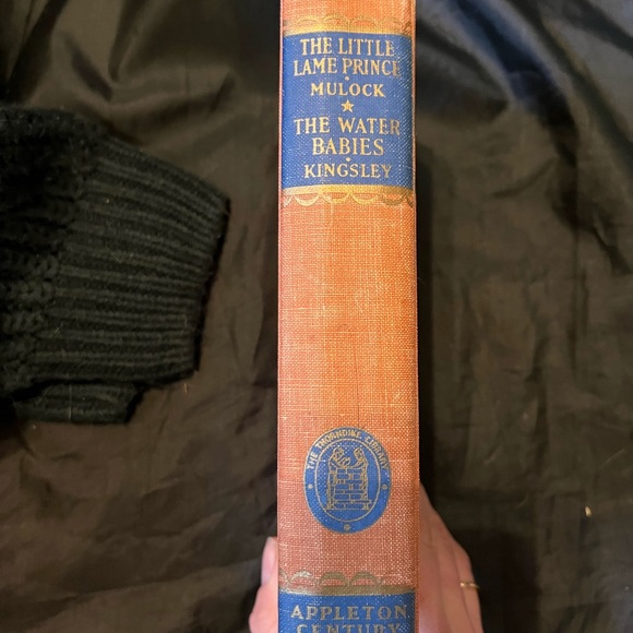 Shelf Display Books - Picture 2 of 16